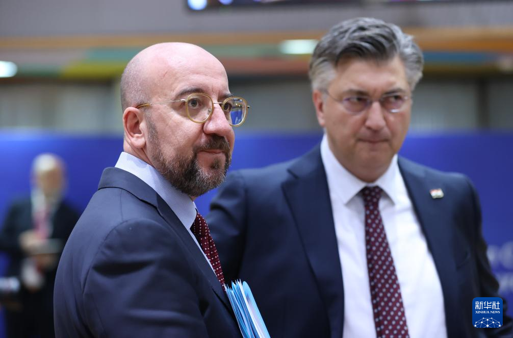 2月1日，歐洲理事會主席米歇爾（左）出席在比利時(shí)布魯塞爾舉行的歐盟特別峰會。新華社記者 趙丁喆 攝