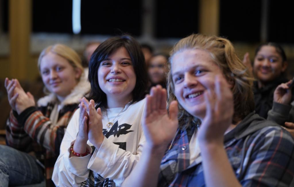 1月30日，在美國華盛頓州塔科馬市林肯中學(xué)，將于3月啟程赴華交流的林肯中學(xué)12年級學(xué)生蒙特塞拉特·羅梅羅-羅查（中）參加美國中學(xué)生赴華交流歡送儀式。新華社記者 吳曉凌 攝