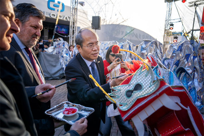 中國駐希臘大使館大使肖軍正與希方嘉賓為舞龍點睛?！吨邢r報》供圖