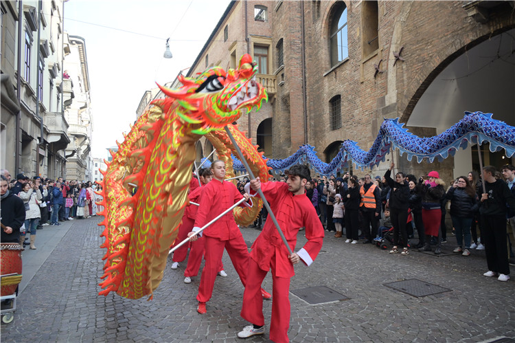 當(dāng)?shù)匚湫g(shù)學(xué)院進(jìn)行舞龍表演。張錫琪攝