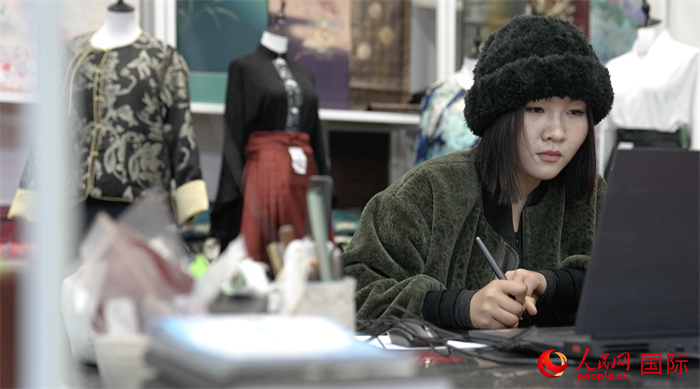 1月23日，在山東省菏澤市曹縣有愛(ài)云倉(cāng)直播基地，張子晨正在設(shè)計(jì)漢服。 人民網(wǎng)記者 袁蒙攝