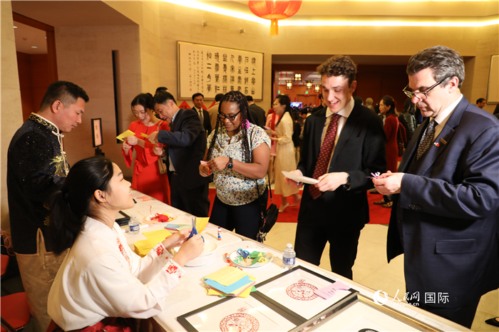 圖為美國(guó)民眾體驗(yàn)中國(guó)春節(jié)民俗。人民網(wǎng)記者 李志偉攝