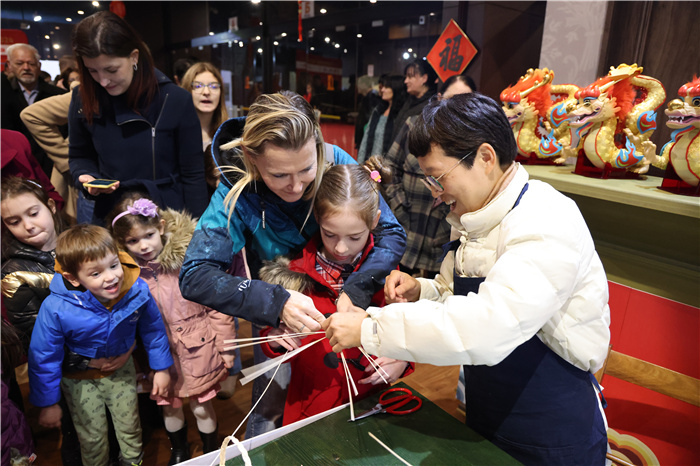 2024年“歡樂(lè)春節(jié)”《閩南風(fēng)情》文藝演出和泉州非物質(zhì)文化遺產(chǎn)展演2月6日在塞爾維亞斯梅代雷沃文化中心舉行。圖為當(dāng)?shù)孛癖婓w驗(yàn)中國(guó)非遺手工藝。 貝爾格萊德中國(guó)文化中心供圖