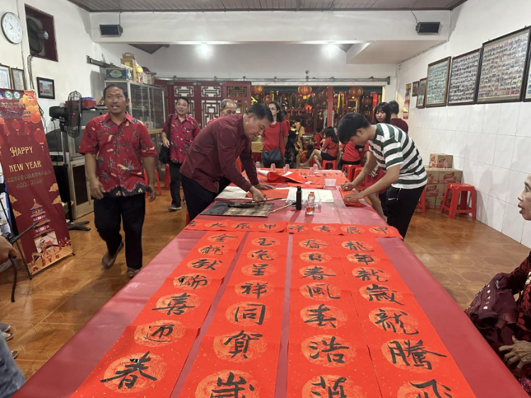 茍皓東為華人朋友現(xiàn)場(chǎng)寫春聯(lián)送福字。巴陵康孔子學(xué)院供圖