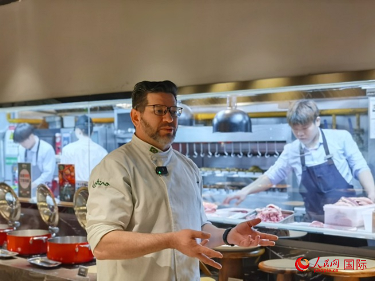 巴西主廚路易斯。人民網(wǎng)記者 魯揚(yáng)攝
