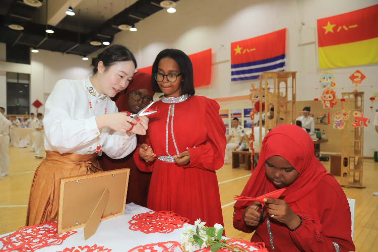 中國(guó)剪紙藝術(shù)吸引當(dāng)?shù)厝耸繀⑴c體驗(yàn)。陳錦俊攝