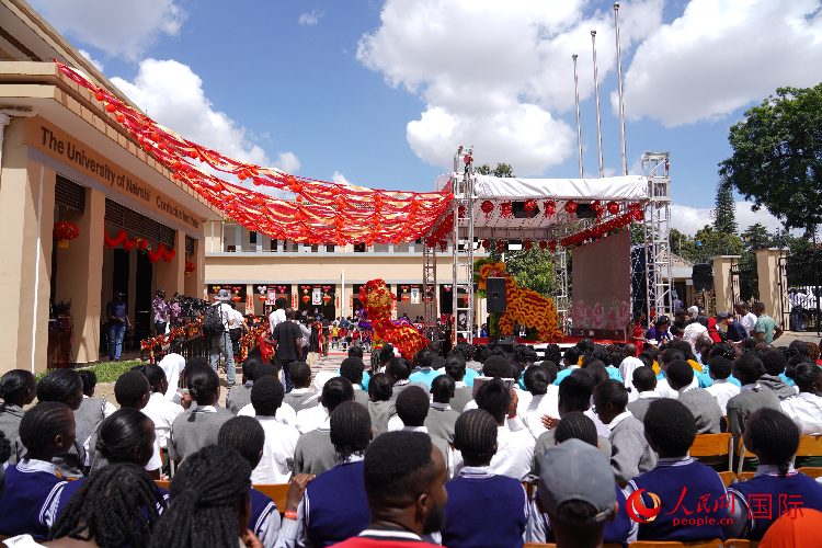 師生在觀看舞獅表演。人民網記者 黃煒鑫攝