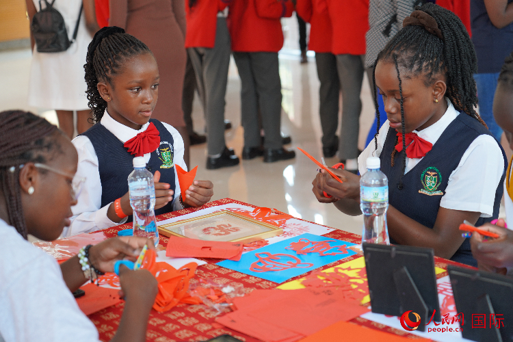 學生在體驗剪窗花。人民網記者 黃煒鑫攝