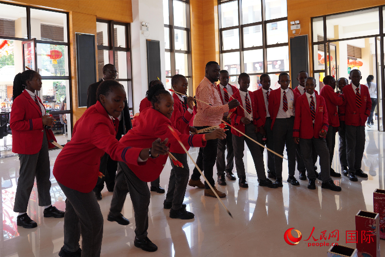 師生在體驗投壺游戲。人民網記者 黃煒鑫攝