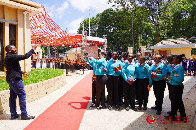 一名老師在給學生拍照留念。人民網記者 黃煒鑫攝