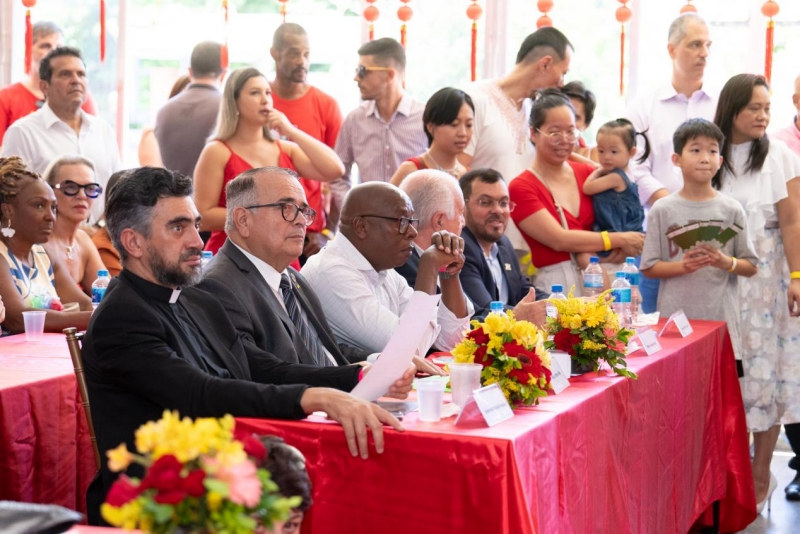 兩國民眾共同觀欣賞文藝表演。里約天主教大學(xué)孔子學(xué)院供圖