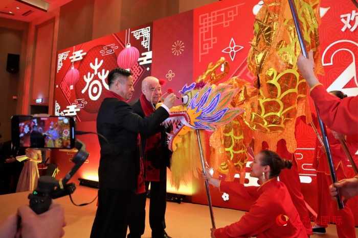 張漢暉（左）、施威特科（右）共同為彩龍點(diǎn)睛。于子恒攝