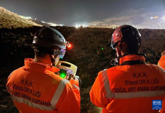 2月13日，救援人員在土耳其東部埃爾津詹省伊利奇區(qū)礦難現(xiàn)場工作。新華社發(fā)（穆斯塔法·卡亞攝）