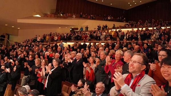 中德觀眾觀看中央民族樂團“”天地永樂·中國節(jié)“”音樂會。中國駐德國大使館供圖