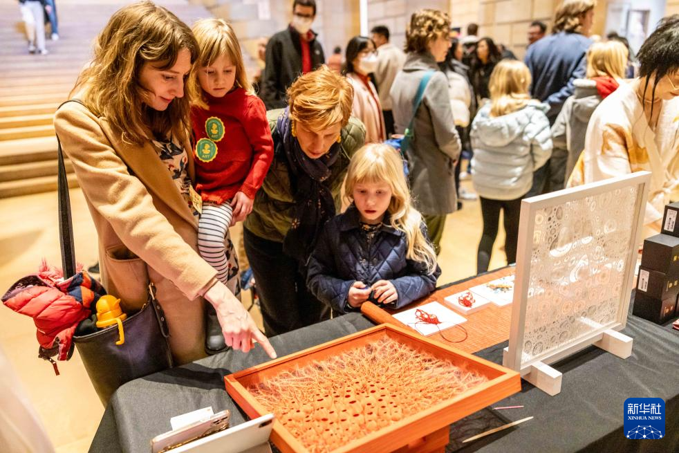 2月11日，參觀者在美國費城藝術(shù)博物館舉行的龍年迎新春活動上觀看刺繡作品。新華社發(fā)（周煥新攝）