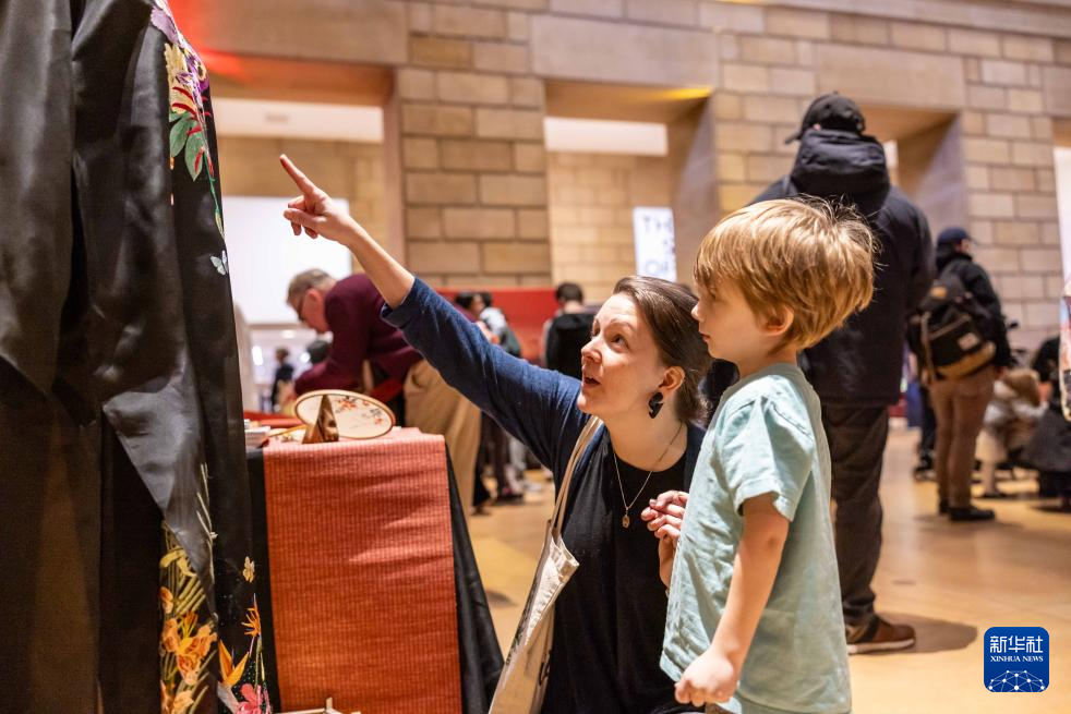 2月11日，參觀者在美國費城藝術(shù)博物館舉行的龍年迎新春活動上觀看中國傳統(tǒng)服飾。新華社發(fā)（周煥新攝）