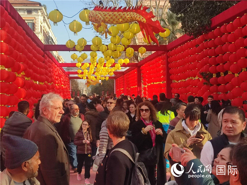 游園會入口處張燈結(jié)彩，人流如織。人民網(wǎng)記者鄭彬攝