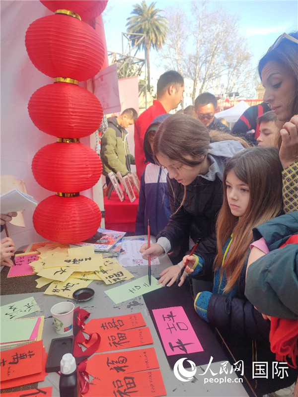 羅馬當(dāng)?shù)孛癖妼h字充滿興趣。人民網(wǎng)記者鄭彬攝