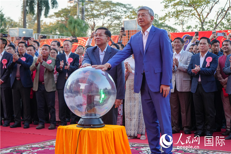 敏昂萊主席和陳海大使在中方援建和改造升級(jí)的仰光杜溫納國(guó)家體育館前共同按亮水晶球，啟動(dòng)“錦繡唐人街”新春慶典-人民網(wǎng)記者謝佳君攝