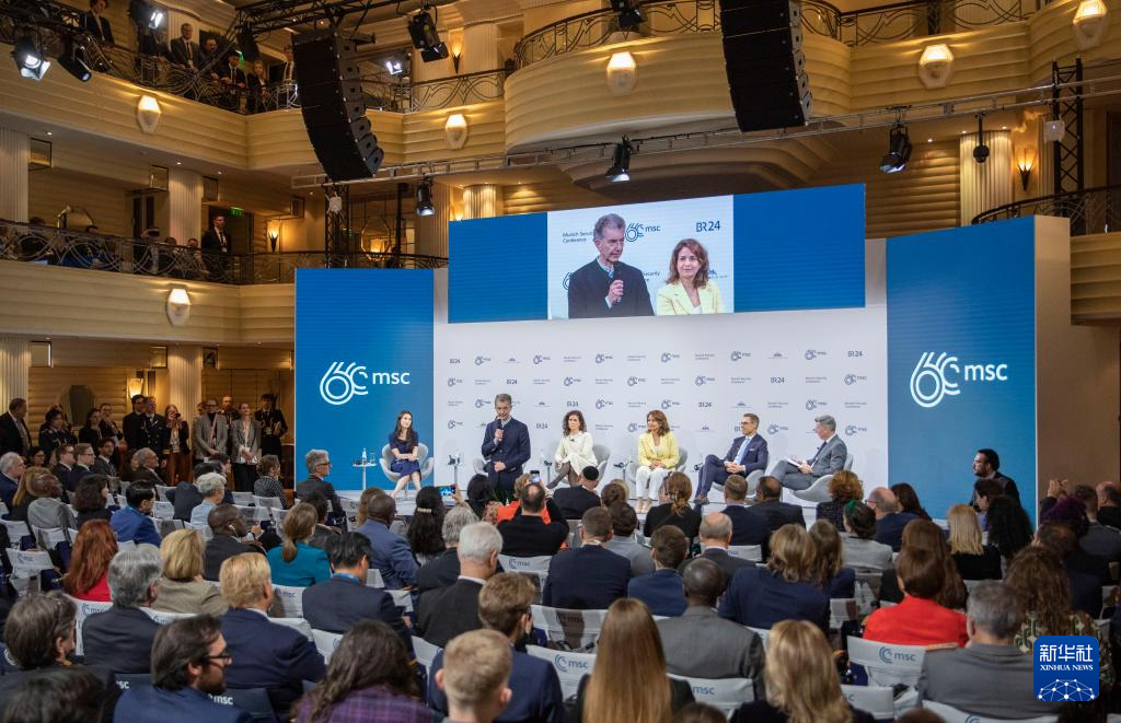 2月18日，慕安會(huì)主席克里斯托夫·霍伊斯根（中左二）在德國(guó)慕尼黑舉行的第60屆慕尼黑安全會(huì)議上發(fā)表閉幕致辭。新華社記者 張帆 攝