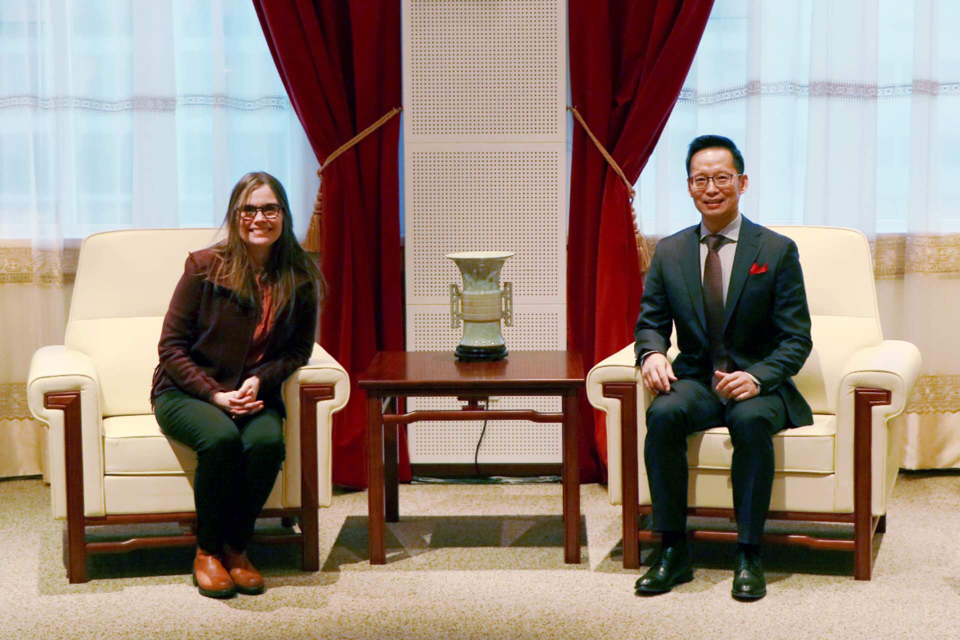 冰島總理雅各布斯多蒂爾（右一）與中國(guó)駐冰島大使何儒龍合影。中國(guó)駐冰島大使館供圖