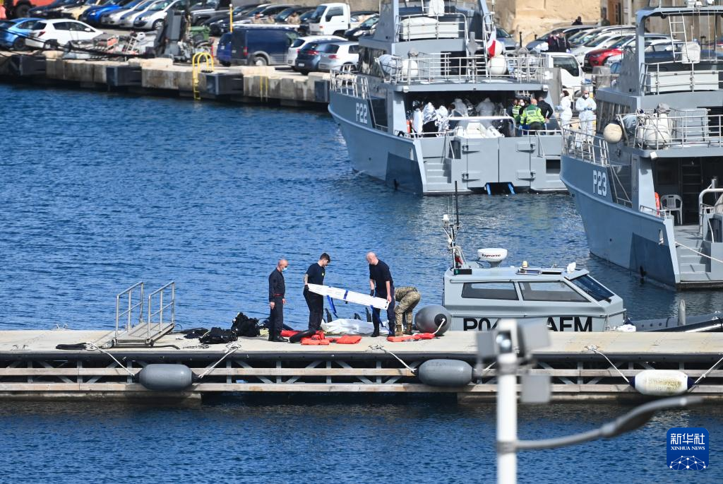 2月23日，在馬耳他皮耶塔，工作人員準(zhǔn)備搬運(yùn)一具非法移民遇難者遺體。新華社發(fā)（喬納森·博格攝）