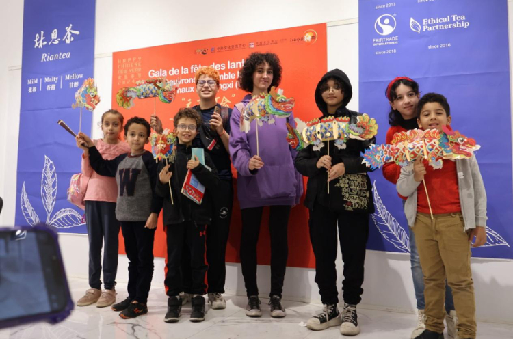 孩子們拿著元宵彩燈合影。拉巴特中國文化中心供圖