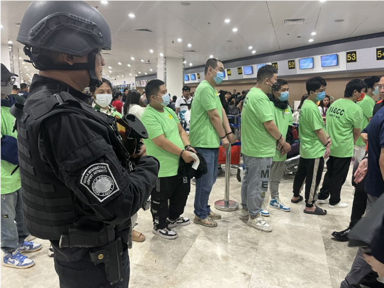 中國(guó)和菲律賓兩國(guó)執(zhí)法部門(mén)合作遣返在菲從事離岸博彩的中國(guó)公民。駐菲律賓使館供圖