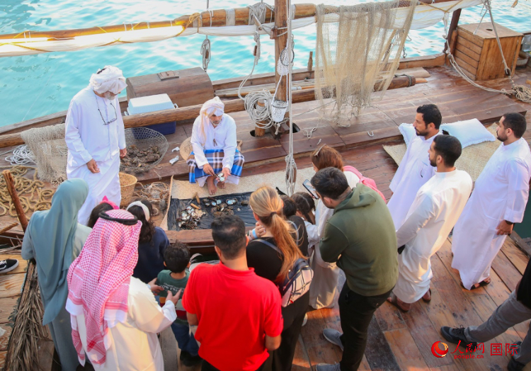 游客了解采珠工作。人民網 塔里克·易卜拉欣攝