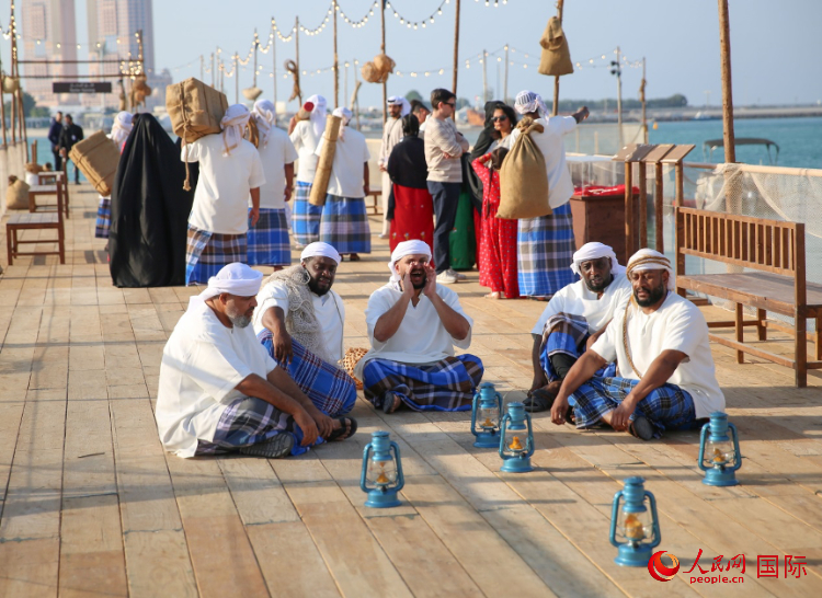 演藝人員展示售賣產品的場景。人民網 塔里克·易卜拉欣攝