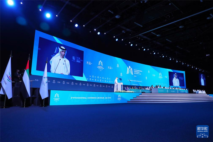 2月26日，在阿聯(lián)酋首都阿布扎比，阿聯(lián)酋外貿(mào)國(guó)務(wù)部長(zhǎng)、世貿(mào)組織第13屆部長(zhǎng)級(jí)會(huì)議主席薩尼·澤尤迪在世界貿(mào)易組織第13屆部長(zhǎng)級(jí)會(huì)議開(kāi)幕式上致辭。新華社發(fā)（世界貿(mào)易組織供圖）