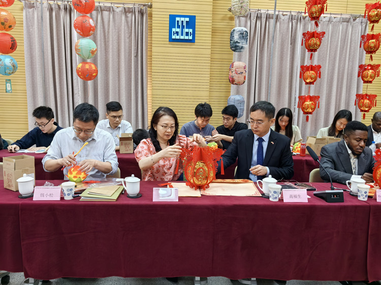 燈籠文化交流活動(dòng)現(xiàn)場(chǎng)。中建國(guó)際中西非公司供圖