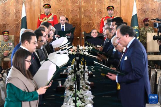   這是3月11日在巴基斯坦首都伊斯蘭堡總統(tǒng)府拍攝的內(nèi)閣宣誓就職儀式。巴基斯坦新內(nèi)閣的19名成員11日在巴總統(tǒng)扎爾達(dá)里和總理夏巴茲見(jiàn)證下，在首都伊斯蘭堡總統(tǒng)府宣誓就職。新華社發(fā)（巴基斯坦新聞與廣播部下轄媒體信息部門供圖）