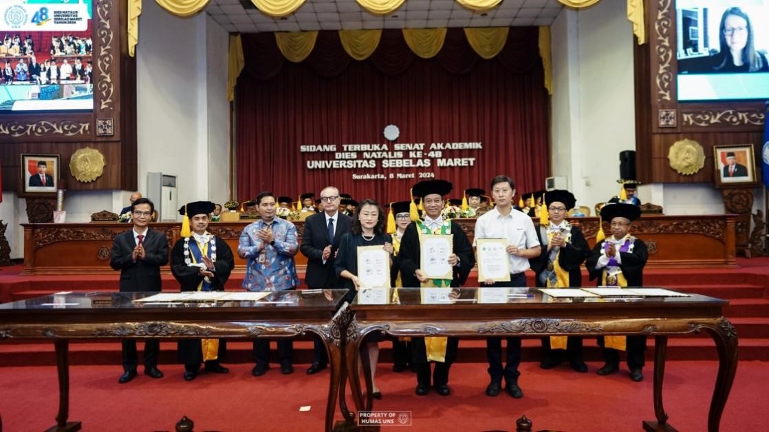 西華大學(xué)、三一一大學(xué)、印尼鋰源新材料有限公司、四川鋰源新能源有限公司四方共同簽署國(guó)際合作協(xié)議。印尼三一一大學(xué)孔子學(xué)院供圖