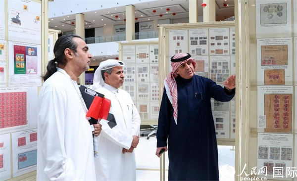 觀眾在欣賞集郵展作品。人民網(wǎng)記者 任皓宇攝