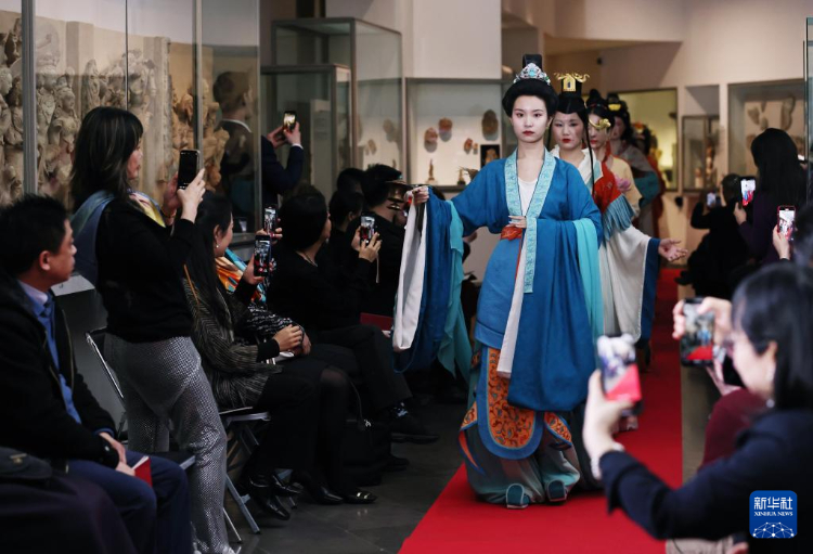 3月13日，在位于法國巴黎的吉美國立亞洲藝術(shù)博物館，模特展示敦煌復(fù)原服飾。新華社記者 高靜 攝