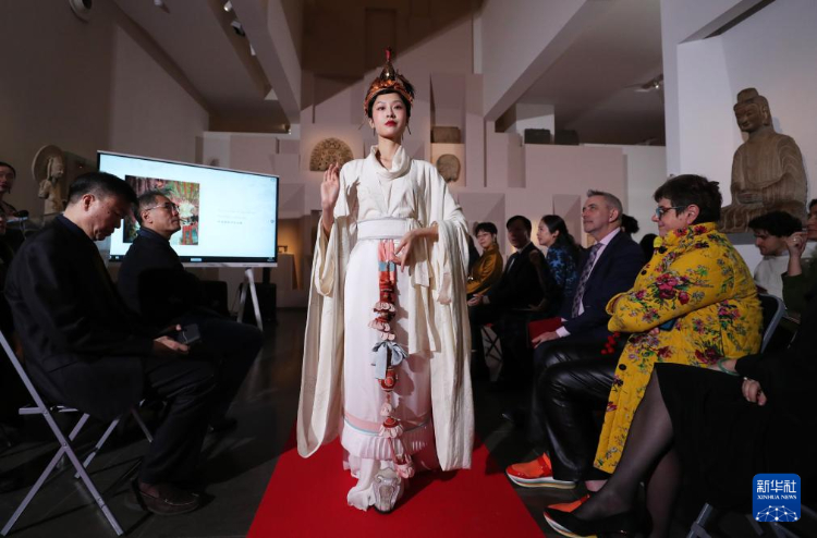 3月13日，在位于法國巴黎的吉美國立亞洲藝術(shù)博物館，模特展示敦煌復(fù)原服飾。新華社記者 高靜 攝