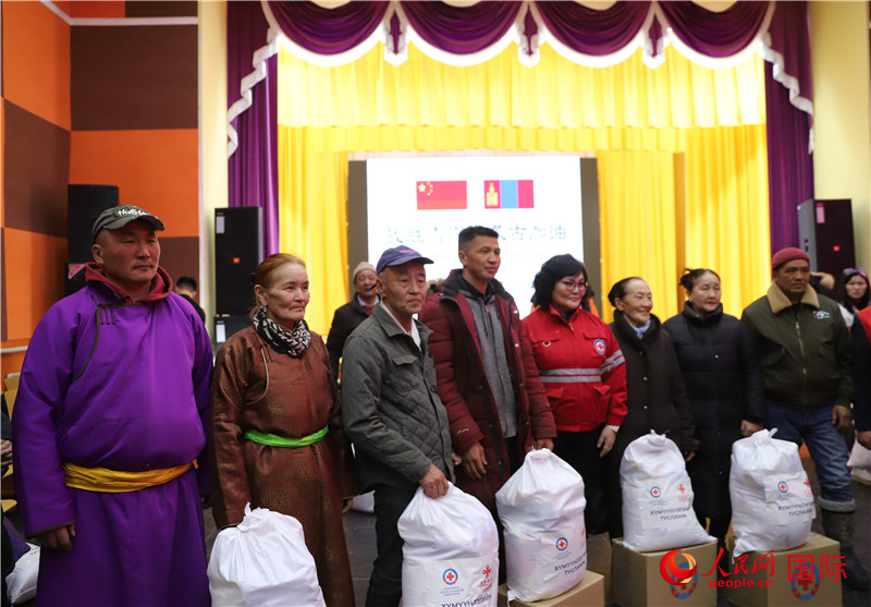 3月18日，向受災(zāi)牧民分發(fā)中方賑災(zāi)物資現(xiàn)場。人民網(wǎng)記者 霍文攝