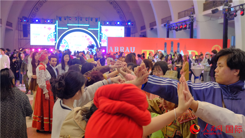 中俄觀眾在現(xiàn)場參與俄羅斯民俗互動游戲。人民網(wǎng) 褚夢琦攝