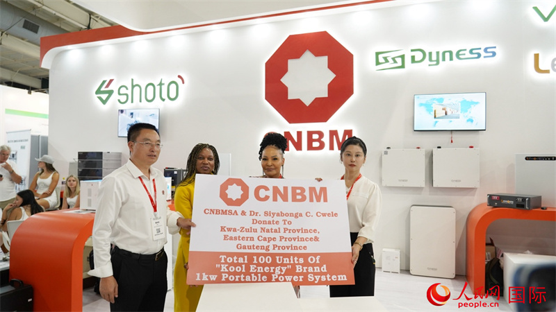 18日下午，中國(guó)建材國(guó)際南非公司向夸祖魯納塔爾省、東開普省及豪登省三省的社區(qū)捐贈(zèng)100臺(tái)KOOL ENERGY移動(dòng)電源設(shè)備(UPS)。人民網(wǎng) 劉暢攝