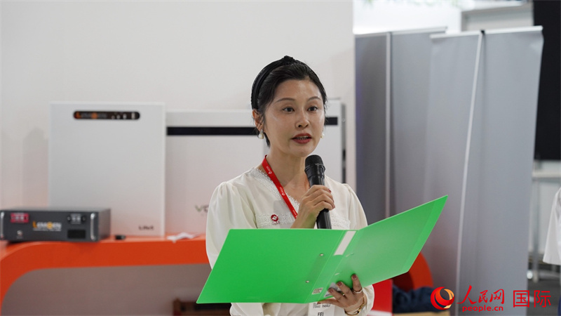 中建材海外經(jīng)濟(jì)合作有限公司總經(jīng)理姜婓致辭。人民網(wǎng) 劉暢攝