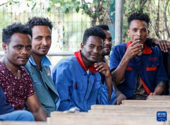 2024年2月16日，在埃塞俄比亞杜凱姆市的東方工業(yè)園，工人在工作間隙休息。 新華社記者 李亞輝 攝