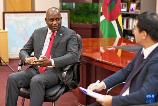 3月4日，多米尼克總理斯凱里特在首都羅索接受新華社記者專訪。新華社記者 趙凱 攝