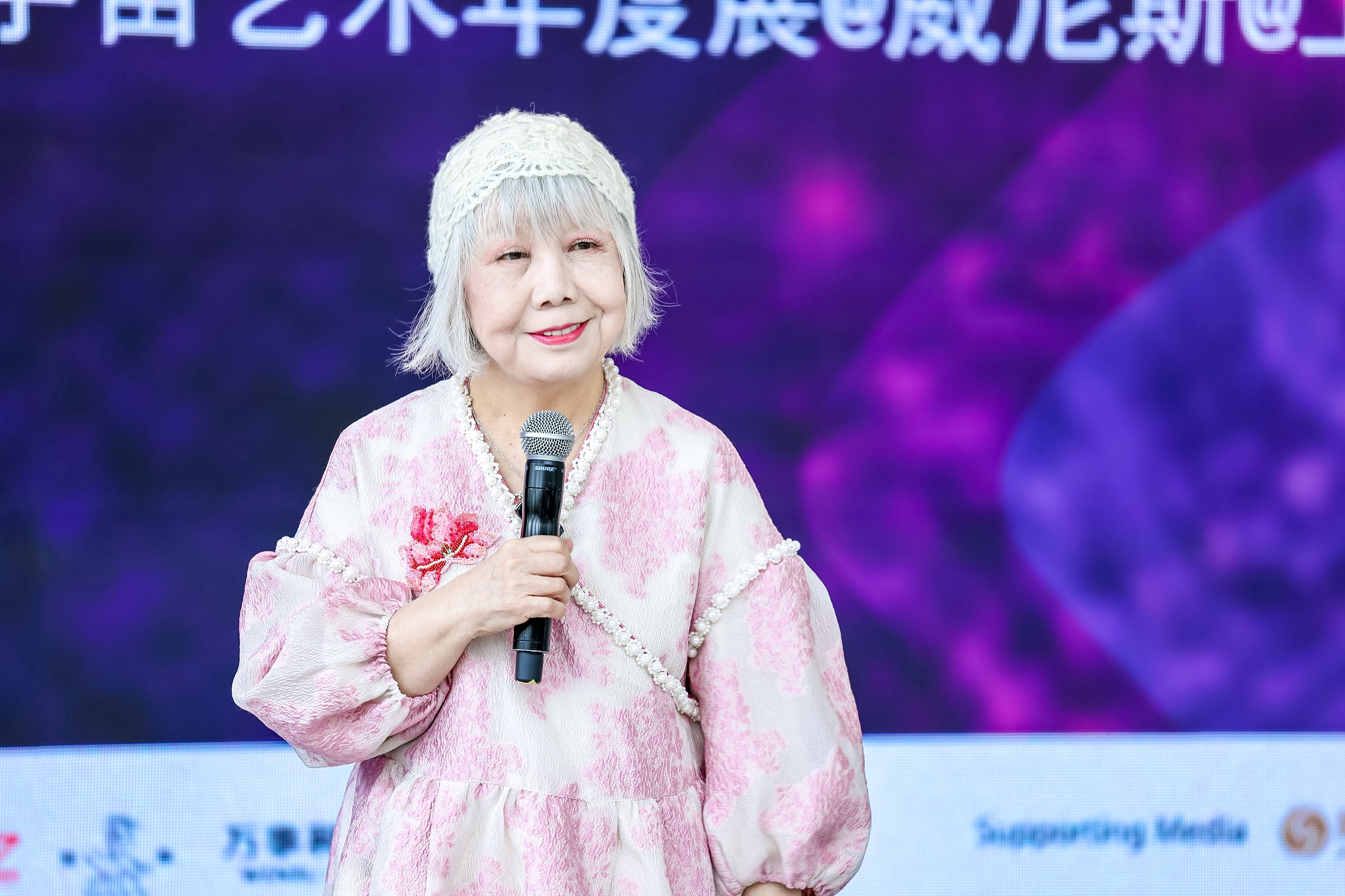 圖3：資深策展人、藝評家、臺北實踐大學(xué)教授陸蓉之致辭（圖片：鳳凰中心）