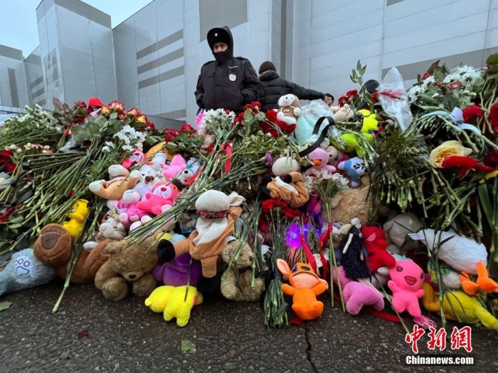 當?shù)貢r間3月24日，俄羅斯全國哀悼日，悼念22日發(fā)生在莫斯科州克拉斯諾戈爾斯克市“克羅庫斯城”音樂廳恐怖襲擊事件中的遇難者。此次恐襲已導致137人遇難，150多人受傷。圖為民眾在恐襲事件現(xiàn)場附近敬獻的鮮花和毛絨玩具。<a target='_blank' href='/'><p  align=
