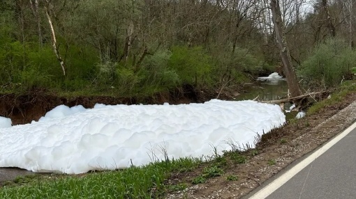 美國西弗吉尼亞州南部三條水道內出現(xiàn)泄漏的消防泡沫
