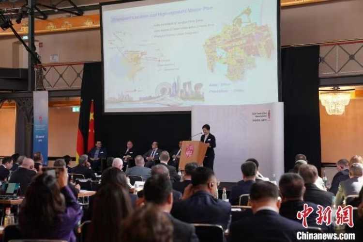 當?shù)貢r間4月5日，由中國商務(wù)部主辦的“投資中國”德國專場推介活動在斯圖加特市舉行。中新社記者 馬秀秀 攝