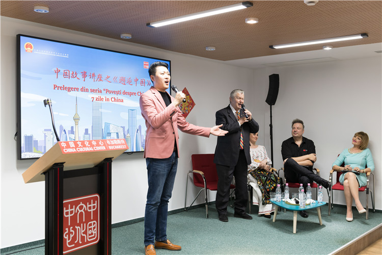 中國(guó)青年男高音歌唱家方瀧與奧爾基·圖爾達(dá)合唱羅語(yǔ)歌曲。布加勒斯特中國(guó)文化中心供圖。