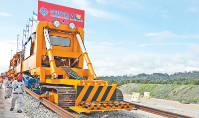 中企承建的馬東鐵項(xiàng)目創(chuàng)造就業(yè)機(jī)會超過1.8萬個，合作的當(dāng)?shù)仄髽I(yè)超過1900家——為促進(jìn)馬來西亞東西海岸互聯(lián)互通貢獻(xiàn)力量（共建“一帶一路”第一現(xiàn)場）