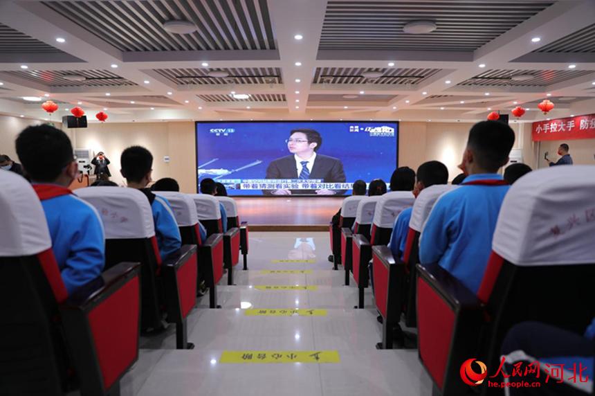 邯鄲市復興區(qū)實驗小學學生集中收聽收看“天宮課堂”第二課。 王伸攝